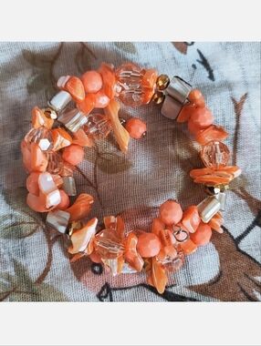 Shell Faceted Glass Beaded Memory Wire Bracelet Coral Color Silver Tone Artisan
